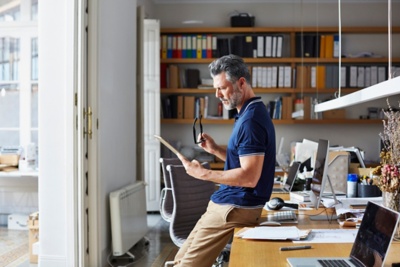 Geschäftsmann mit Tablet