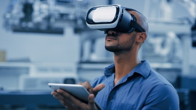 Mann mit Tablet und VR-Brille
