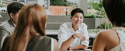 テーブルに座っている社員のグループ。