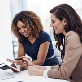 dos mujeres trabajando.