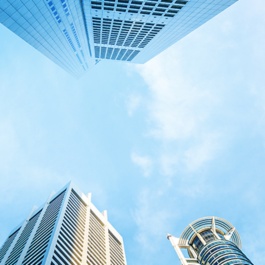 Imagen de edificios empresariales y cielo
