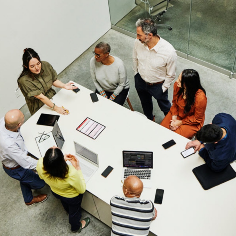 vista aérea de un grupo de empleados en una sala de conferencias