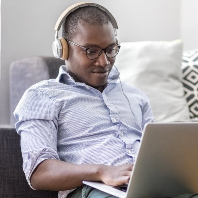 Qu'est-ce que le bien-être au travail et comment l'intégrer à...