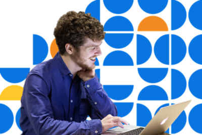 Asistente utilizando un ordenador portátil en Workday DevCon