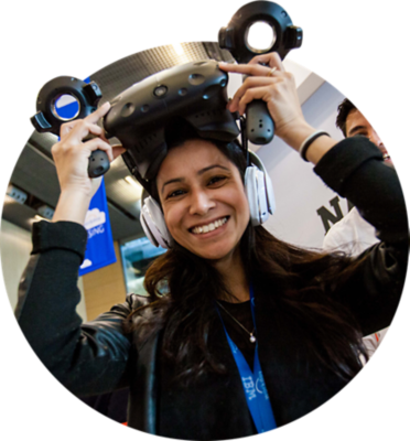 一名女性与会者在产品演示中尝试最新的技术。