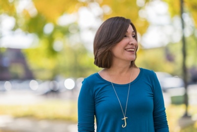 Dos empleados sonrientes caminan por un pasillo, con sus almuerzos.