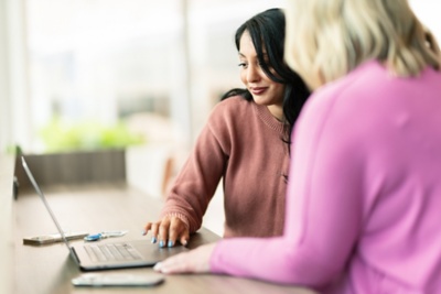 Empleada compartiendo su experiencia.