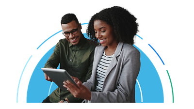 Dos personas trabajando con un iPad.