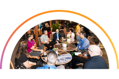 与会者与客户联系。