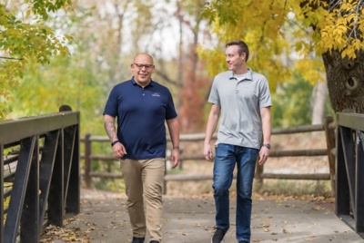 Dos empleados sentados frente a un ordenador portátil.