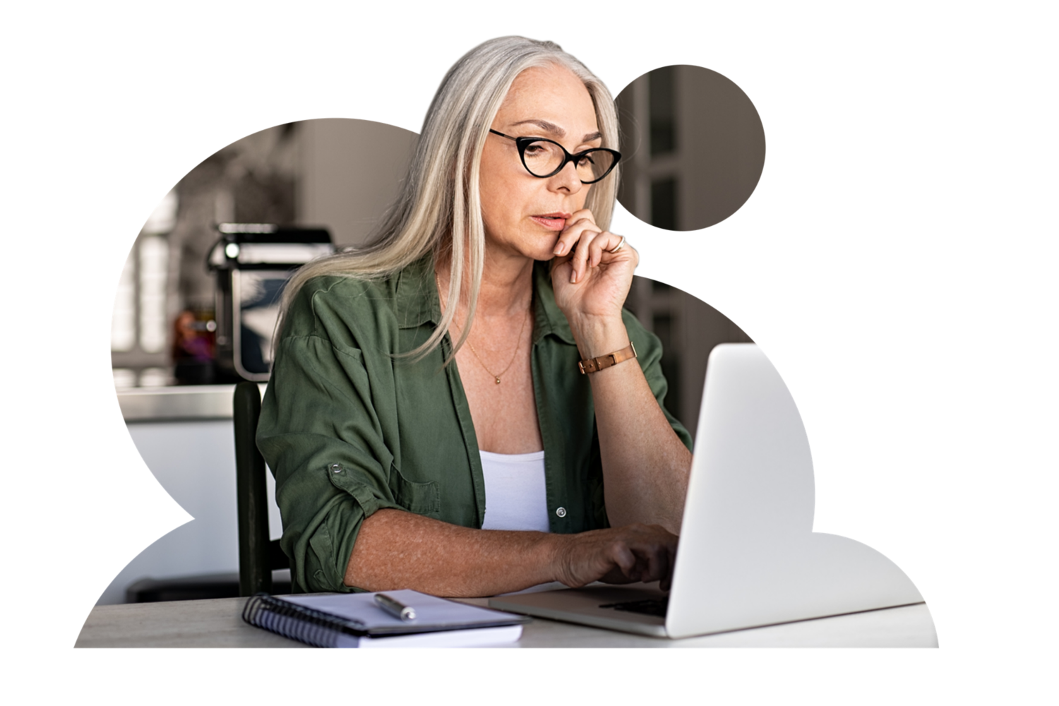 Immagine di una donna che lavora su un laptop indossando gli occhiali.