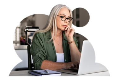 Bild einer Frau mit Brille am Laptop