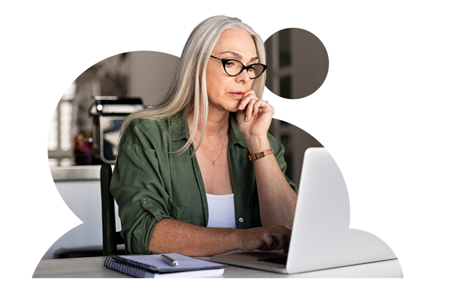 Afbeelding van vrouw met bril die op een laptop kijkt.