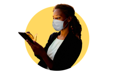 Donna che indossa una maschera e tiene in mano un tablet。