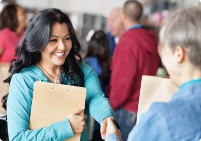 Deux personnes se serrant la main