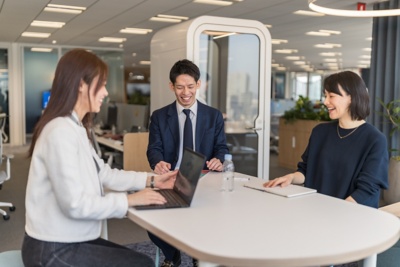 向かい合ってテーブルの椅子に座ってチェスをしている 2 人の社員