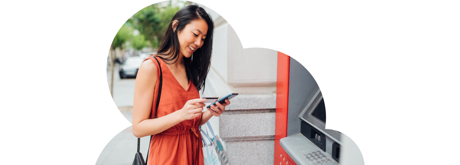 Frau beim Abheben von Bargeld am Geldautomaten