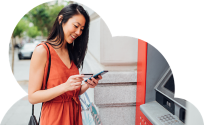 買い物のために ATM 機からお金を引き出している女性