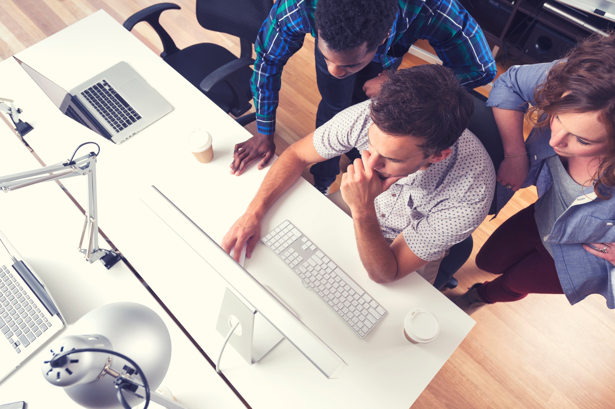 Saying hello. Apply in person. Applying for a job. Apply in person. Маркетолог на белом фоне.