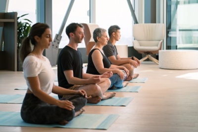 Dos compañeros de equipo jugando al ajedrez en una mesa.