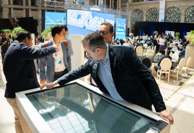 Attendees meeting up on Elevate