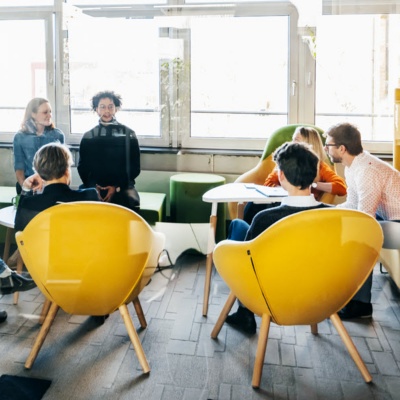 employés assis dans une salle 