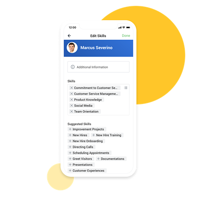 Dispositivo móvil que muestra la pantalla de perfil de un empleado con feedback y skills.