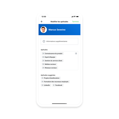 Smartphone affichant le profil d'un collaborateur, ses compétences et des suggestions de compétences.