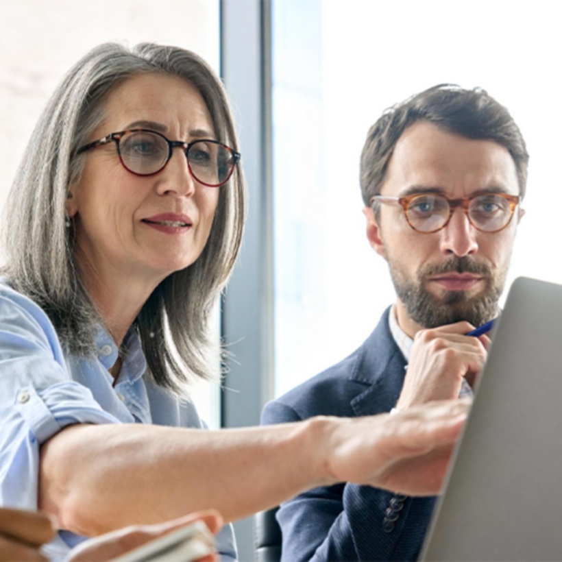 Deux personnes regardant un ordinateur