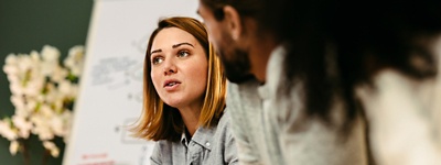 2 colleghi che parlano