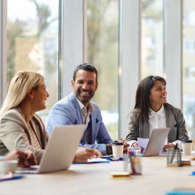 Un grupo de empleados conversa en una sala de conferencias