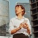 woman-on-smartphone-in-front-of-building Bild für Blogpost: Das Ende des Jobprofils: Warum KI es überflüssig macht – und was als Nächstes kommt